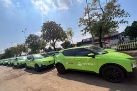 Electric taxis. Between 2026 and 2030, Hanoi will finalise mechanisms and policies to support taxi operators in switching from fossil fuels to clean energy. (Photo: VNA)