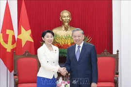 Party General Secretary To Lam (R) and Chairwoman of the Japan-Vietnam Parliamentary Friendship Alliance (JVPFA) Obuchi Yuko. (Photo: VNA)