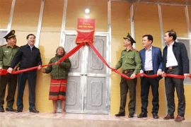 Delegates participate in the inauguration ceremony of a new charity home for a disadvantaged family in Huong Hoa district, Quang Tri province. (Photo: VNA)