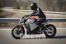 The Surad sport electric scooter boasts a bold and dynamic design, suitable for daily commuting with its high handlebars and comfortable seat. (Photo: VNA).