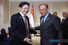 Malaysian Prime Minister Anwar Ibrahim (R) shakes hand with Singaporean Prime Minister Lawrence Wong at their bilateral meeting on the sidelines of the 48th ASEAN Summit and Related Summits. (Photo: Bernama)