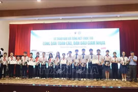 At the awards ceremony (Photo: VNA)