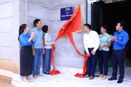 VNA General Director Vu Viet Trang and delegates inaugurate a new house for an disadvantaged family in Trung Yen commune, Son Duong district, Tuyen Quang province. (Photo: VNA)