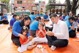 A family makes traditional "to he" figurines at the 2026 Happy Family Festival (Photo: VNA)