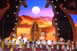 Cham artists perform at the festival. (Photo: VNA)