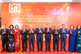 NA Chairman Tran Thanh Man and other leaders, former leaders at the 4th Dien Hong Awards honouring journalistic works on the NA and People’s Councils in Hanoi on December 18, 2025. (Photo: daibieunhandan.vn)