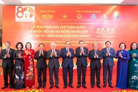 NA Chairman Tran Thanh Man and other leaders, former leaders at the 4th Dien Hong Awards honouring journalistic works on the NA and People’s Councils in Hanoi on December 18, 2025. (Photo: daibieunhandan.vn)