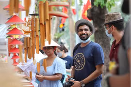Foreign tourists visit the capital city of Hanoi. (Photo: VNA)