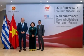 Ambassador Pham Thi Thu Huong (centre) and Deputy Minister of Greek Development Stavros Kalafatis (left) at the ceremony. (Photo: VNA)