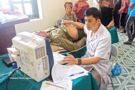 Health workers from Nam Ke commune health station, Dien Bien province, provide medical examinations and healthcare for local residents (Photo: VNA)