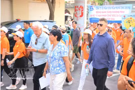 Representatives from various consulates, the Vietnam Association of Victims of Agent Orange/dioxin, and a large number of people from Ho Chi Minh City participated in the solidarity walk "For Victims of Agent Orange" (Photo: VNA)