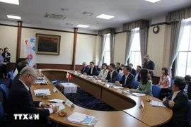 The meeting between Deputy Prime Minister Le Thanh Long and Governor of Osaka prefecture Yoshimura Hirofumi on September 8 (Photo: VNA)