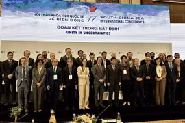 Delegates to the 17th international conference on the East Sea pose for a group photo. (Photo: VNA)