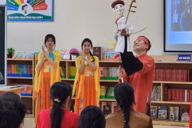 Unlike water puppetry, which requires a dedicated water stage, original “dry” puppetry can be performed anywhere. (Photo: VietnamPlus)