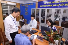 Hanoi's Cua Nam ward State employees receive citizens on the morning of July 1. (Photo: VNA)
