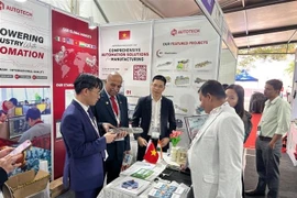 Commercial Counsellor Bui Trung Thuong (first from left) visits a Vietnamese booth (Photo: VNA)