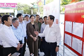 NA Chairman Tran Thanh Man (right) inspects a polling station in Ba Sao commune, Dong Thap province. (Photo: VNA)