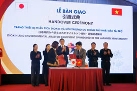The Japanese Government-funded equipment for dioxin and environmental analysis is handed over to the Chemical Corps on January 16 (Photo: baotintuc.vn)