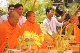 Buddhist monks practice rituals at the New Year angel-welcoming ceremony at Wat Phnom Temple in Phnom Penh, Cambodia. (Photo: VNA)