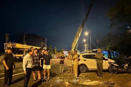 Emergency services in Song Tri ward at the scene to conduct rescue operations, secure the area, and investigate the cause of the accident. (Photo: VNA)
