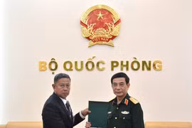 Deputy Prime Minister and Minister of National Defence Gen. Phan Van Giang (R) and Lieut. Gen. Adul Boonthumjaroen, Thai Minister of Defence (Photo: qdnd.vn)