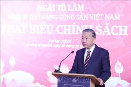 Party General Secretary To Lam delivers a policy address to professors, lecturers, researchers, students and friends of Vietnam at the University of Oxford on the afternoon of October 28 (Photo: VNA)