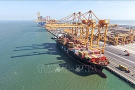 The first commercial vessel officially docks at Berths 3 and 4 at the Hai Phong International Gateway Port in the northern city of Hai Phong on April 16. (Photo: VNA)