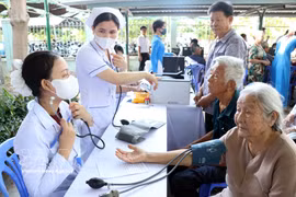 Medical workers from Ninh Thuan General Hospital in Khanh Hoa province provide check-ups for elderly people. (Photo: VNA)