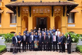 Minister of Foreign Affairs Le Hoai Trung and Vietnam’s honorary consuls abroad at the meeting (Photo: VNA)