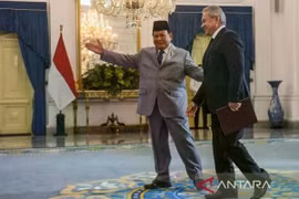 Indonesian President Prabowo Subianto (L) welcomes Sergei Shoigu, Secretary of the Russian Federation Security Council. (Photo: VNA)