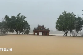 The water level of Huong River rises, submerging Nghinh Luong Pavilion (Phu Xuan ward) in floodwaters. (Photo: VNA)
