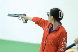 Shooter Trinh Thu Vinh competes in the final of the 10m air pistol mixed team event on December 15 (Photo: VNA)