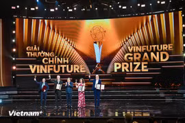 The VinFuture 2025 Grand Prize, worth 3 million USD, is awarded to Dr. Douglas R. Lowy, Dr. John T. Schiller, Dr. Aimée R. Kreimer, and Professor Maura L. Gillison from the US (Photo: Vietnamplus)