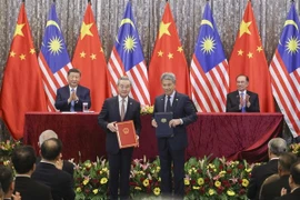 Malaysian Prime Minister Anwar Ibrahim and Chinese top leader Xi Jinping witnessed the exchange of 31 memoranda of understanding (MOUs) and documents covering various sectors of cooperation between the two countries, including trade services, digital economy, artificial intelligence (AI), and tourism. (Photo: XINHUA/VNA)