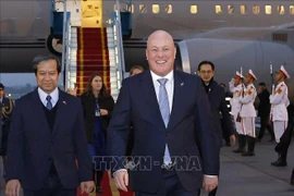 New Zealand Prime Minister Christopher Luxon (right) arrives at Noi Bai International Airport in Hanoi on February 25. (Photo: VNA)