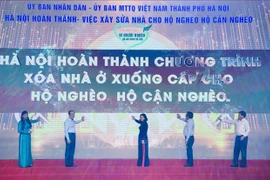At a ceremony announcing the completion of the programme to eliminate substandard housing for poor and near-poor households in Hanoi in 2024. (Photo: VNA)