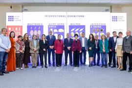 Ambassador Nguyen Minh Nguyet (second from left) and representatives of associations and diplomatic corps in Sofia. (Photo: published VNA)