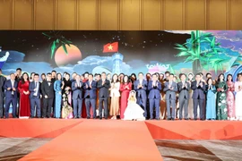 Delegates and artists of Vietnam and China at the event (Photo: VNA)