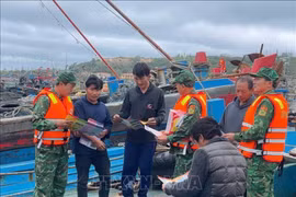 Border guard coordinate with coast guard forces to raise fishermen's awareness against IUU fishing at Bach Long Vi port. (Photo published by VNA)