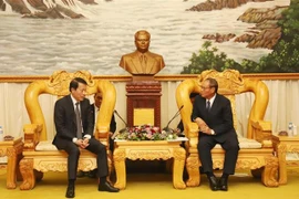 Vietnamese Minister of Public Security General Luong Tam Quang (left) meets with Lao Deputy Prime Minister and Minister of Public Security General Vilay Lakhamphong in Vientiane on April 25. (Photo: VNA)