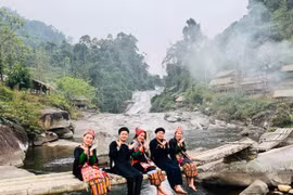People visit the seven-layer waterfall in Que Phong district, Nghe An province. (Photo: VNA)