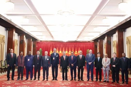 Party General Secretary To Lam (seventh, left) and leaders and representatives of political parties from various countries at the reception (Photo: VNA)