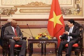 State President Luong Cuong (R) receives Salvador Valdes Mesa, Politburo member of the Communist Party of Cuba and Vice President of Cuba in Hanoi on April 29 (Photo: VNA)