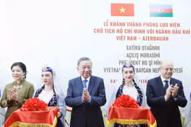 Vietnamese Party General Secretary To Lam (C) and his spouse Ngo Phuong Ly (L) cut the ribbon to inaugurate the remembrance room featuring the bond between late President Ho Chi Minh and the Vietnam – Azerbaijan oil and gas industry. (Photo: VNA)