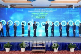 VinFast signs a cooperation agreement with 12 financial institutions to help Hanoi residents transition from petrol-powered vehicles to electric ones (Photo: VNA) 