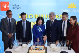 Vice State President Vo Thi Anh Xuan cuts the cake to inaugurate the first direct flight connecting Hanoi with Milan (Italy). (Photo: VNA)