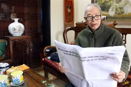 Nguyen Thanh, former Director of the Department of Culture and Information of former Thai Binh province, who has 60-year Party membership (Photo: VNA)