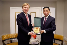 Vietnamese Minister of National Defence General Phan Van Giang (R) presents a souvenir to US Under Secretary of War for Policy Elbridge A. Colby in their meeting in Washington D.C. on February 19. (Photo: VNA)