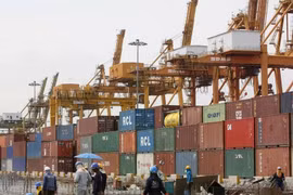 Goods are loaded at a port in Bangkok, Thailand. (Photo: AFP/VNA)