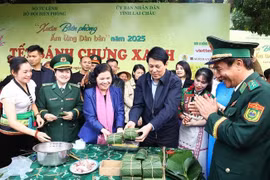 State President Luong Cuong participates in making "banh chung" as part of his pre-Tet visit to Lai Chau on January 9. (Photo: VNA)